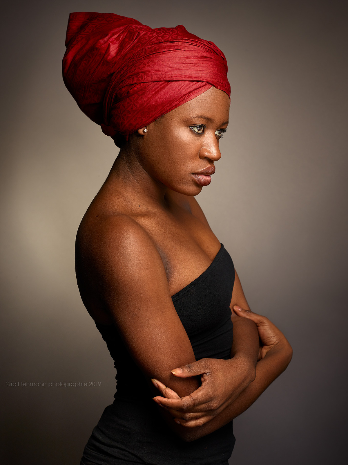 Portrait einer jungen dunkelhäutigen Frau mit rotem Kopftuch. Aus meinem Photostudio in Düsseldorf.